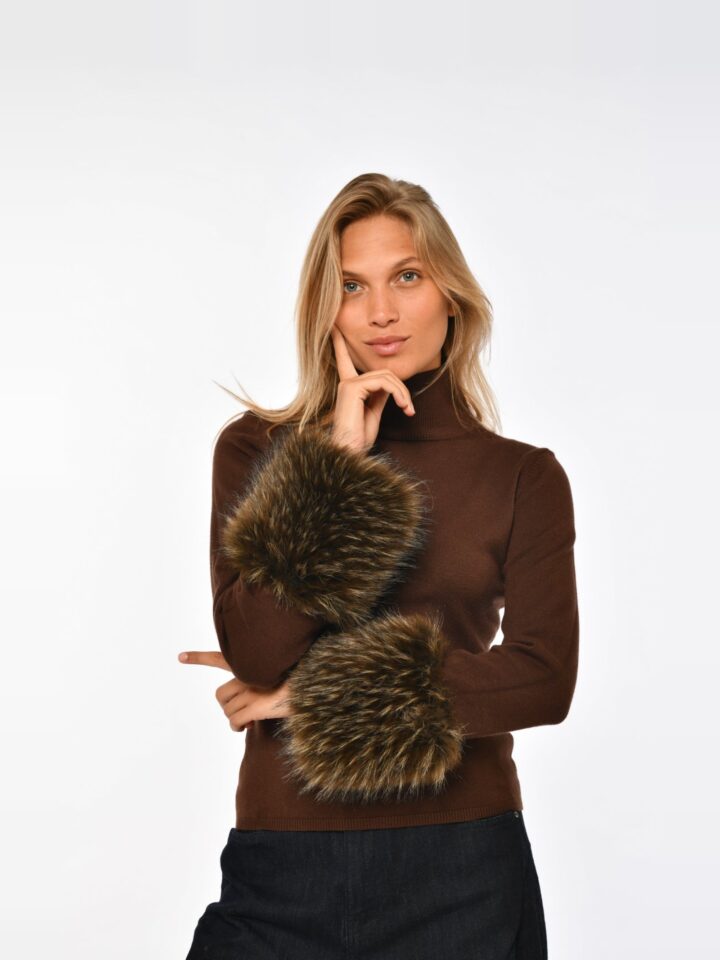 Ambre – Pull col roulé à manchettes fourrure – Choco