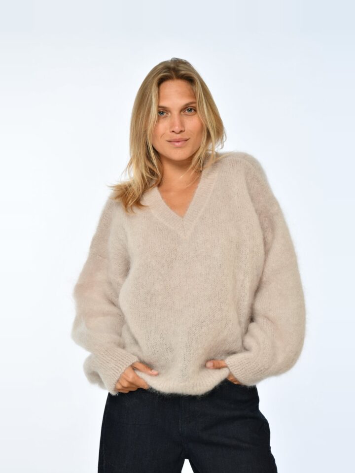 Casta – Pull col V manches bouffantes en kid mohair – Biscotto