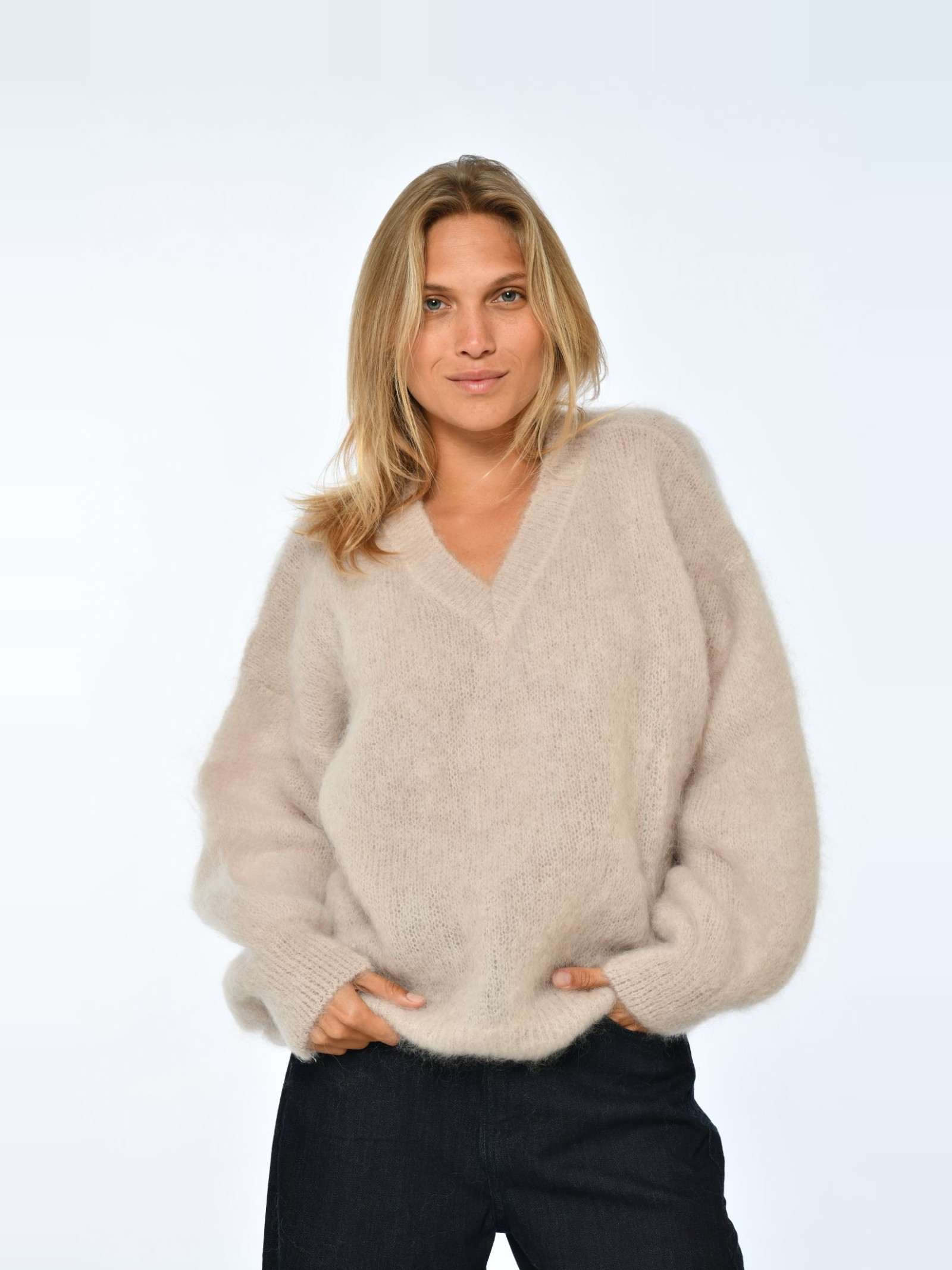 Casta – Pull col V manches bouffantes en kid mohair – Biscotto