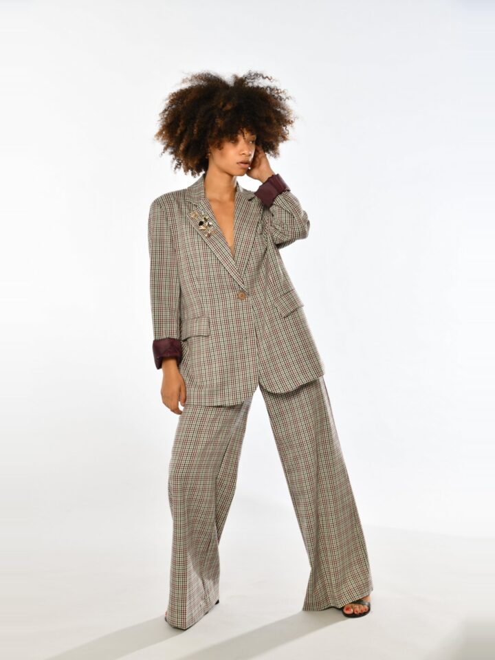 Costume pied de poule bordeaux : blazer oversize Louise à broches et pantalon large Laury