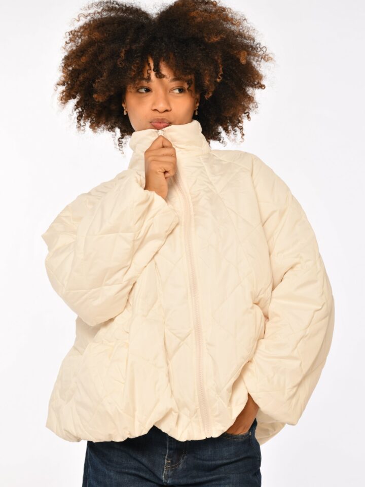 Doudoune matelassée Diane couleur écru, coupe ample, col montant zippé – Balance Ton Pull