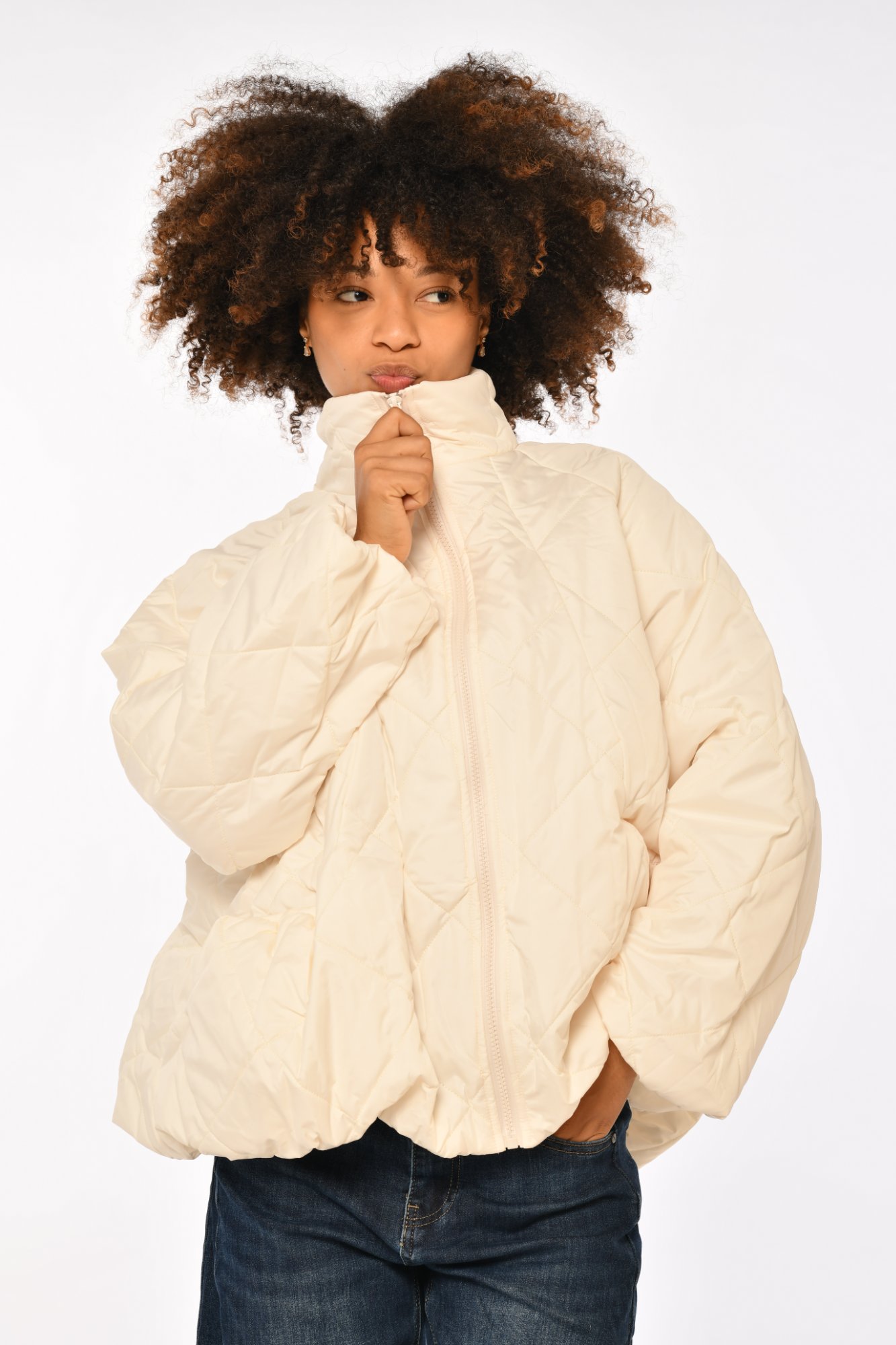 Doudoune matelassée Diane couleur écru, coupe ample, col montant zippé – Balance Ton Pull